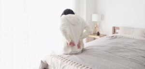 寝起き腰痛の原因と対処法を整体師が解説!朝がツラくてお困りの方へ