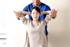 ストレートネックが顔つきに影響する理由と解消法：正しい姿勢とは？