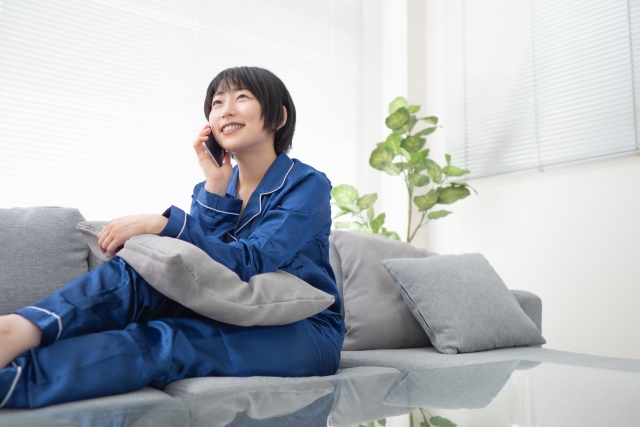 ソファーでくつろぐ女性