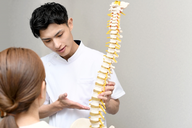 説明する男性施術者